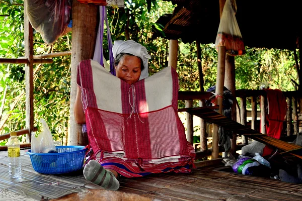 Chiang Mai, Tailândia: Thai Hilltribe Wooman Making Fabrics — Fotografia de Stock