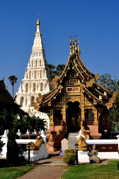 Chiang mai, thailand: vihan hall en chedi liem — Stockfoto