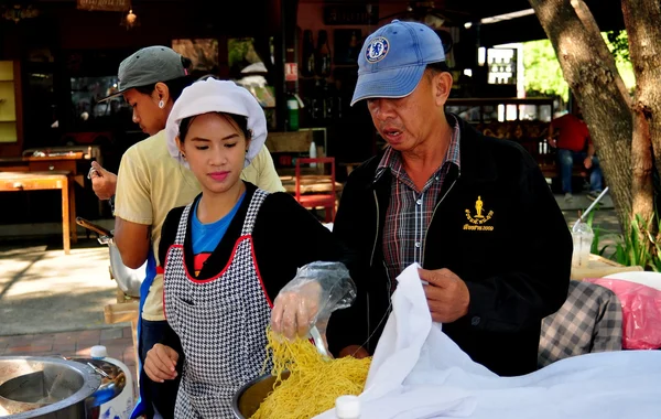 Chiang Mai, Thailand: Thais Cooking Noodles at JJ Sunday Market — Stock Photo, Image