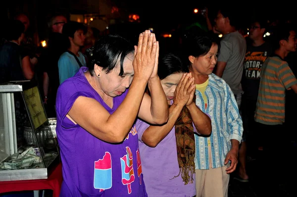 Чиангмай, Таиланд: Женщины молятся Будде на воскресной пешеходной улице — стоковое фото