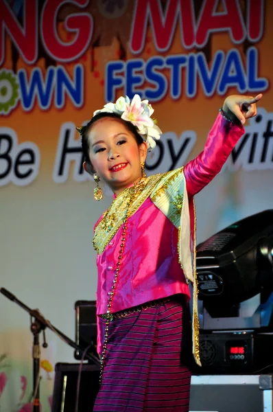 Chiang Mai, Thailand: Girl Performing Thai Dance at Tha Phae Square Festival — Stock Photo, Image