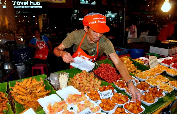 Chiang Mai, Tailandia: Hombre vendiendo comida en el Festival al aire libre —  Fotos de Stock