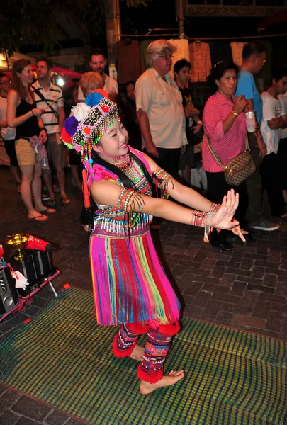 Chiang Mai, Thailand: Young Woman Dancing at Sunday Walking Street — Stock Photo, Image