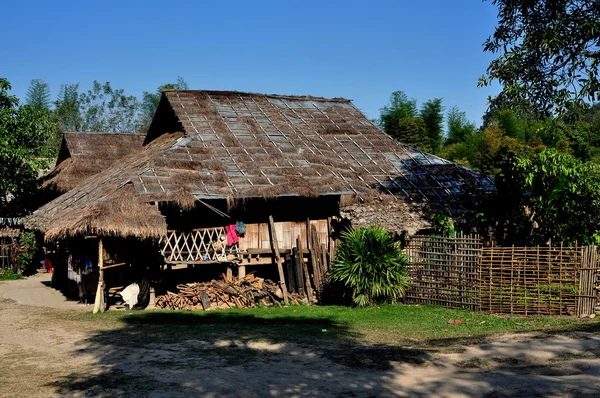 Chiang Mai, Tailândia: Tribo da Colina de Madeira Casa em Baan Tang Luan Cultural Village — Fotografia de Stock