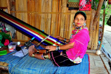 Chiang mai, Tayland: tepe kabile kadın dokuma tezgahı