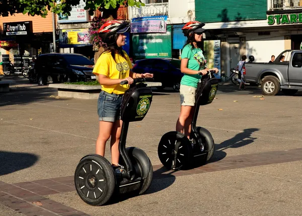 Chiang mai, thailand: twee vrouwen rijden segways — Stockfoto