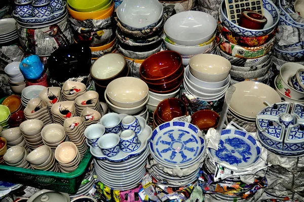 Chiang Mai, Thailand: Display of Dishes and Bowls at Warowot Food Market — Stock Photo, Image