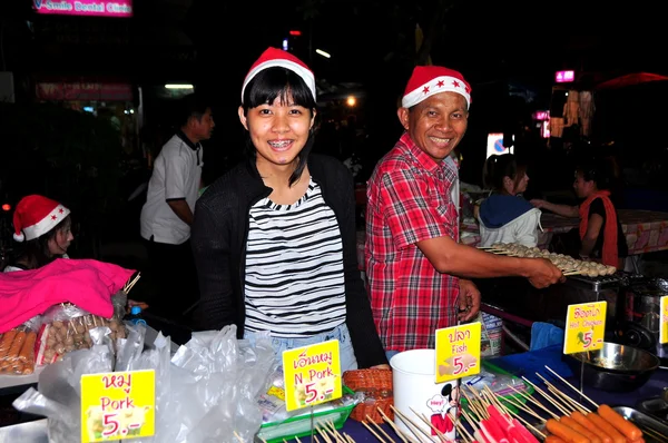 Chiang mai, thailand: thai par grilla kött på festival — Stockfoto