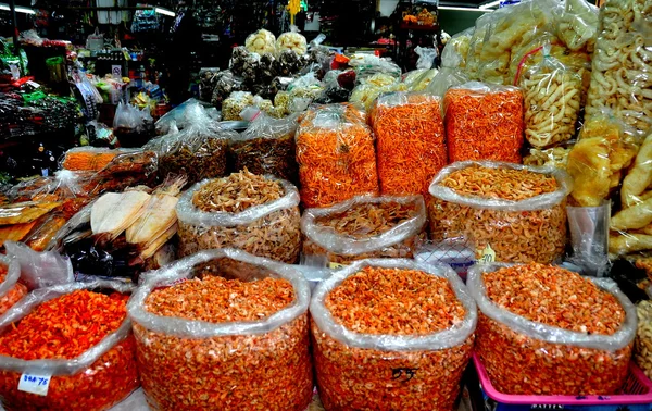 Chiang Mai, Tailandia: Bolsas de camarones secos en el mercado de alimentos Warowot — Foto de Stock