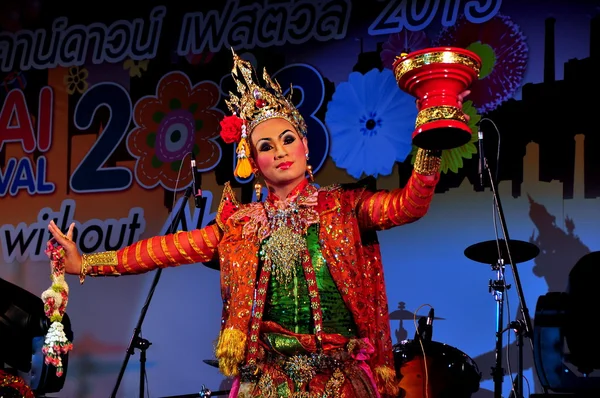 Chiang mai, Tailandia: bailarina en fiesta de víspera de año nuevo — Φωτογραφία Αρχείου