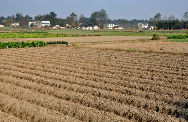 Pengzhou, China: neu gepflügte Felder warten auf ihre Bepflanzung — Stockfoto