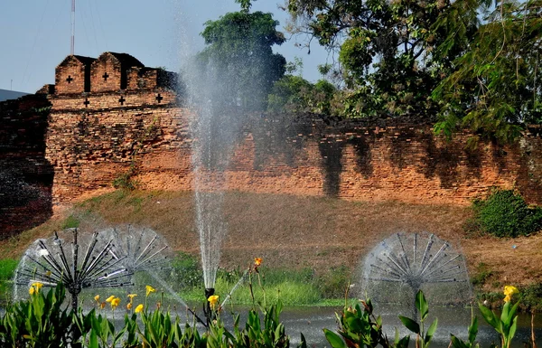 Chiang Mai, Thailand: Ancient City Wall and Moat Fountain — Stock Photo, Image