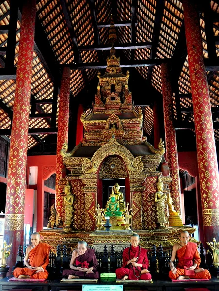 Chiang Mai, Thailand: Interior of Phra Wihan Lai Kham at Wat Phra Singh — Stock Photo, Image