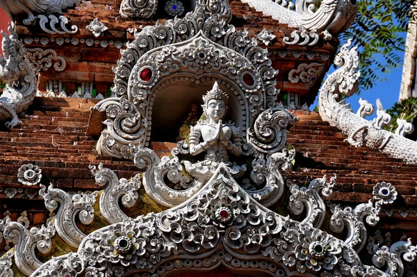 Chiang mai, thailand: geschnitztes gatewy at wat lok molee — Stockfoto