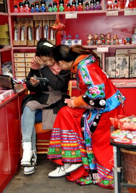 Chengdu, Çin: jin li sokak Dükkanı iki kadın