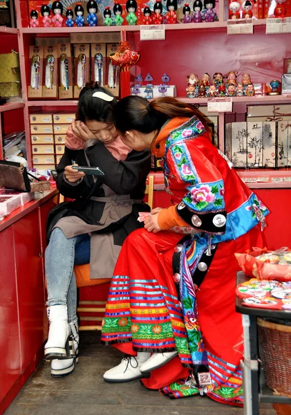 Chengdu, Čína: dvě ženy v jin li street shop — Stock fotografie