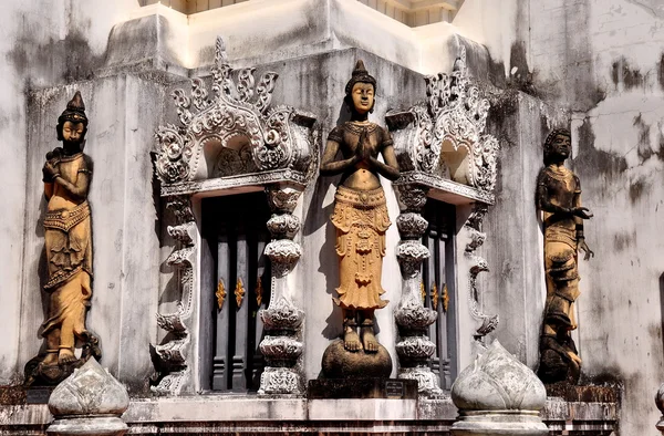 Chiang Mai, Tailandia: Figuras de Thai Khong en Wat Nantaram —  Fotos de Stock