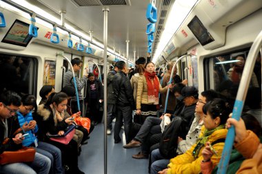 Chengdu, Çin: birinci hat metroya binmek insanlar