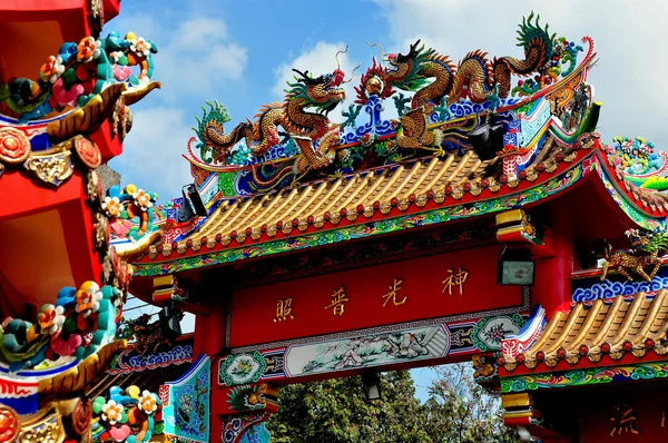 Chiang Mai, T 'hailand: Puerta de entrada en el templo chino ancestral Pung Tao Gong —  Fotos de Stock