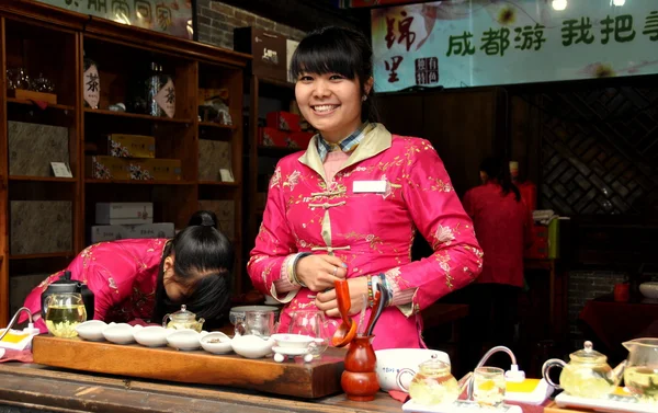 Chengdu, Kina: försäljning kontorist på te shop på jin li gatan — Stockfoto