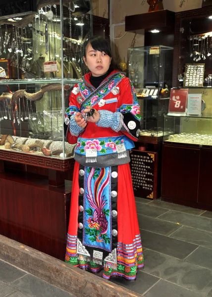 Chengdu, Chine : Garde-chaussures portant une robe traditionnelle chinoise — Photo