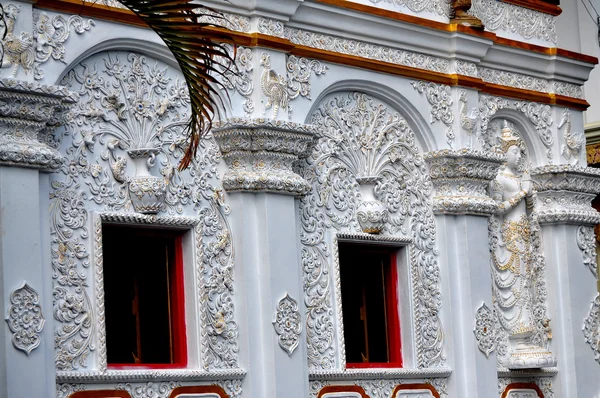 Chiang Mai, Tailândia: Bas Relief Vihan Hall Decorations at Wat Changkam — Fotografia de Stock