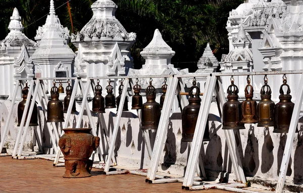 Chiang mai, thailand: bronzene Tempelglocken am wat suan dok — Stockfoto