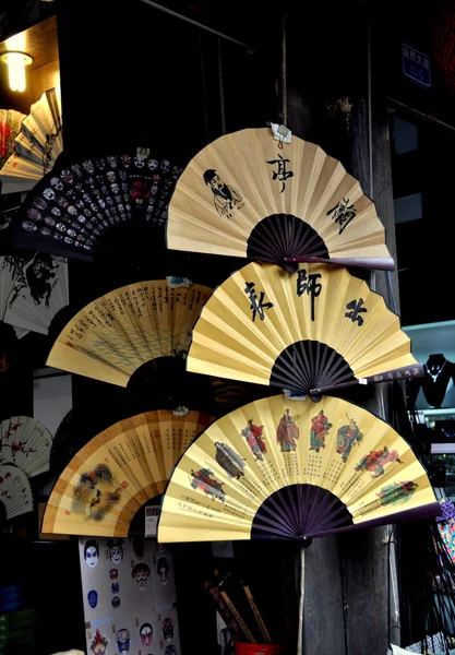 Chengdu, China: Hand-Crafted and Painted Chinese Fans — Stock Photo, Image