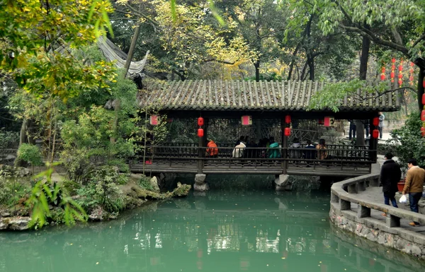 Chengdu, China: Ponte coberta no Jin Li Street Park — Fotografia de Stock