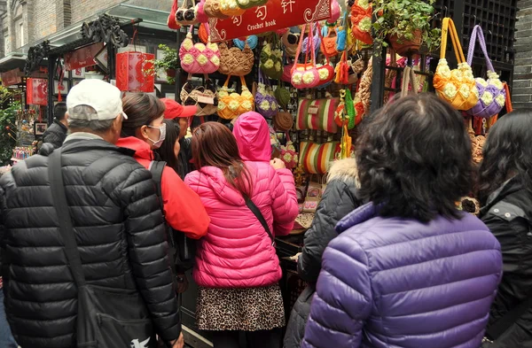 Chengdu, China: Compras familiares en Crotchet Booth en la calle Jin Li —  Fotos de Stock