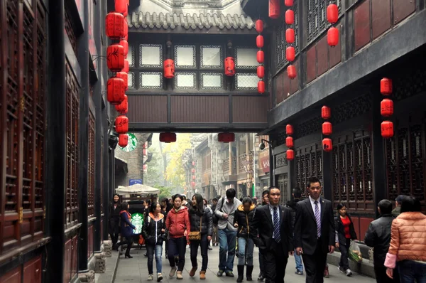 Chengdu, China: Jin Li Street com seus edifícios de madeira e lanternas vermelhas — Fotografia de Stock