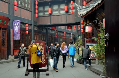 Chengdu, Çin: insanlar jin li sokak üzerinde geziniyor
