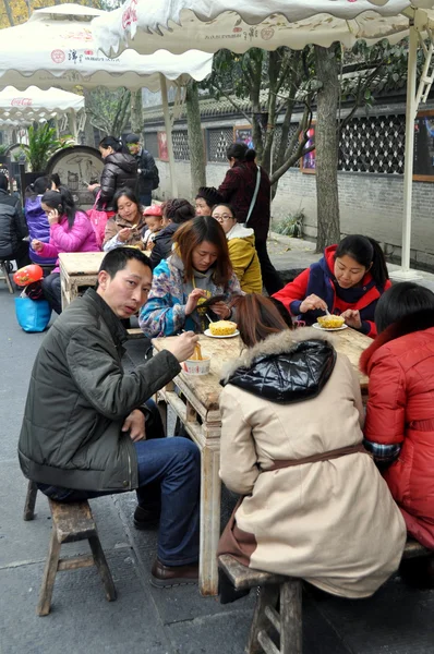 Chengdu, Chiny: ludzie jedzenie na ulicy li jin — Zdjęcie stockowe