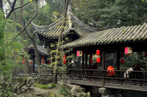 Chengdu, Kina: täckta bron i jin li gatan park — Stockfoto