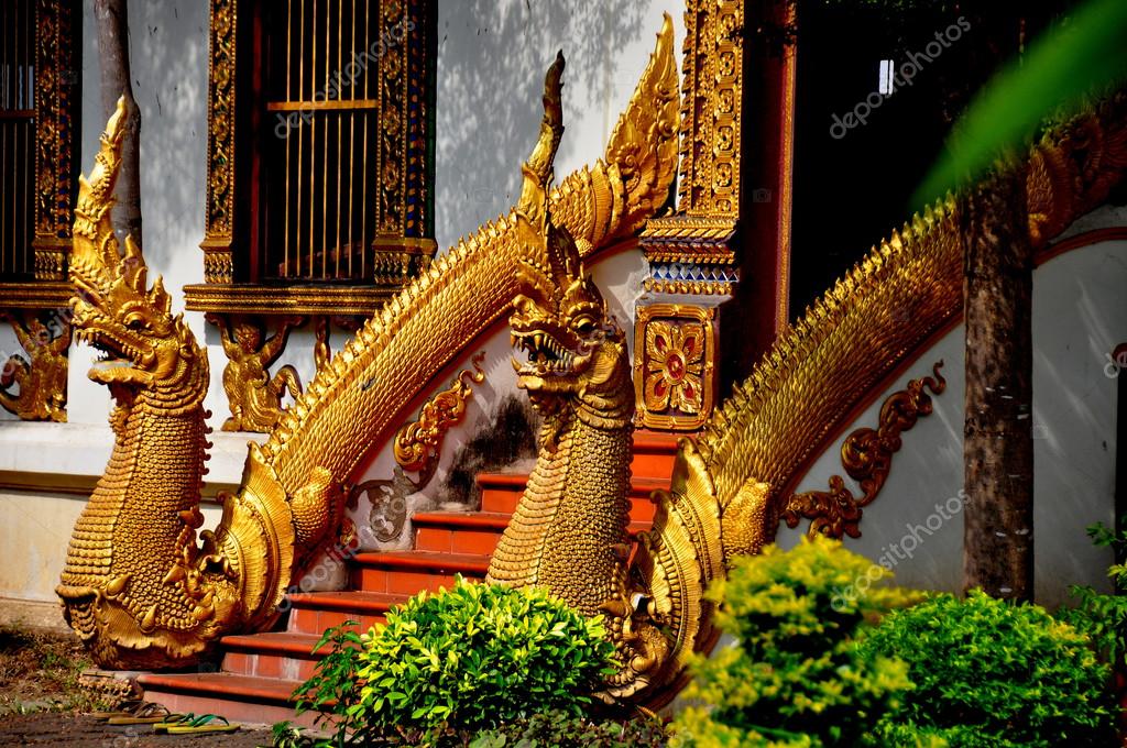 Chiang Mai, Thailand: Naga Dragons at Wat Chiang Mun — Stock Photo