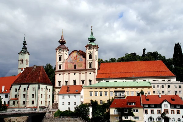 Steyr, Rakousko: twin tyčil jezuitský kostel a spitalskirche Panorama — Stock fotografie