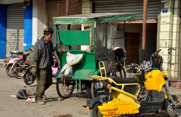 Pengzhou, China: Mechanic at Repair Shop — Stock Photo, Image