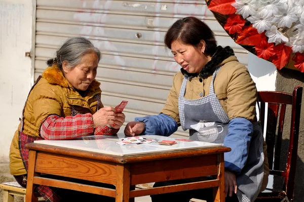 Pengzhou, China: Duas mulheres jogando cartas — Fotografia de Stock