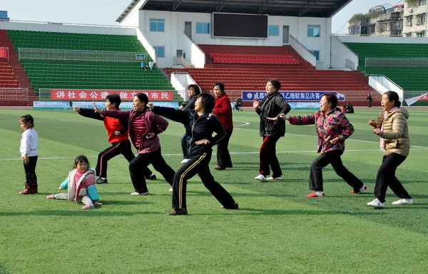 Pengzhou, Čína: ženy dělají tai'chi cvičení — Stock fotografie