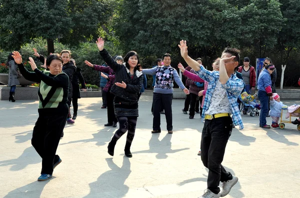 Pengzhou, Čína: lidé se těší venkovní taneční — Stock fotografie