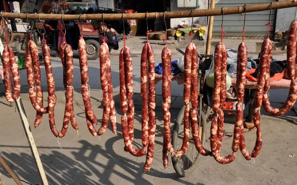 Pengzhou, Kina: länkar av korv visas på utomhus marknad — Stockfoto