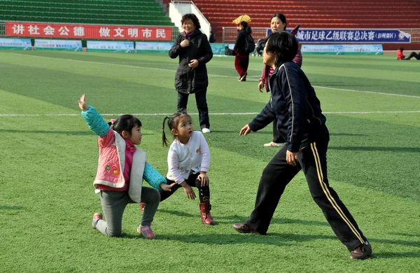 Пэнцзян, Китай: женщина учит двух маленьких девочек тайцзи — стоковое фото