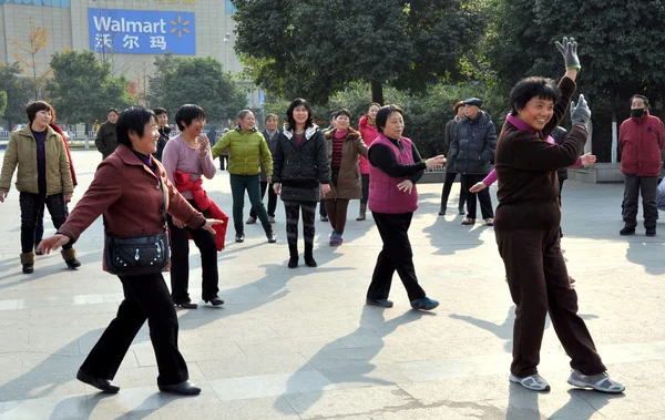 Pengzhou, china: Frauen tanzen auf offenem Platz in der Nähe von walmart store — Stockfoto