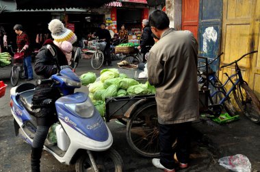 pengzhou, Çin: lahana uzun XING market alış kadın