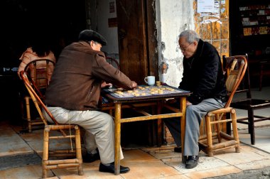 pengzhou, Çin: Çin dama oynayan iki yaşlı adam