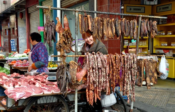 Pengzhou, China: Carnicería al aire libre vendiendo salchichas y otras carnes — Foto de Stock