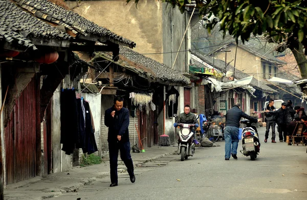 Pengzhou, China: Cena de rua com casas antigas e pessoas — Fotografia de Stock