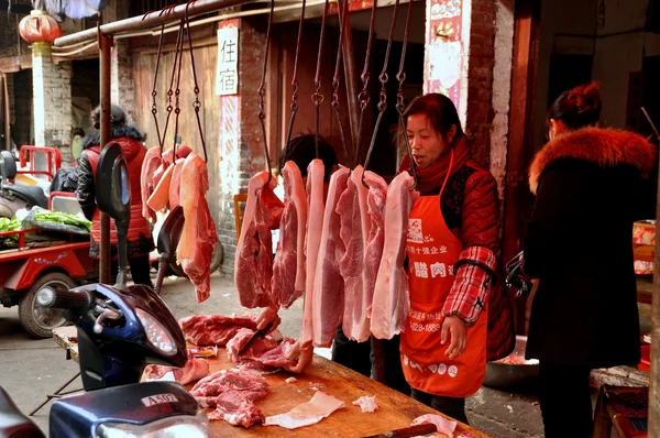Penghou, Chiny: kobieta sprzedaży wieprzowiny w sklepie mięsnym — Zdjęcie stockowe