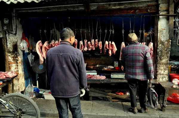 Pengzhou, China: Una anciana en la carnicería —  Fotos de Stock