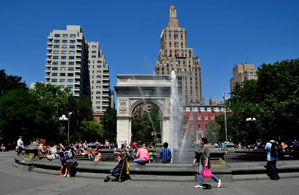 NYC: washington vierkante en memorial arch — Stockfoto